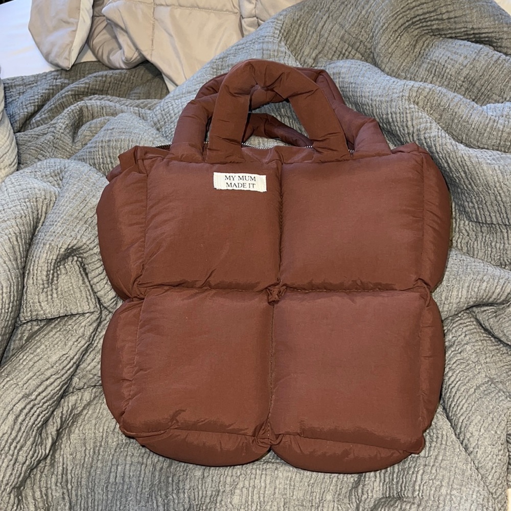 MY MUM MADE IT PUFFER BAG-Dirt